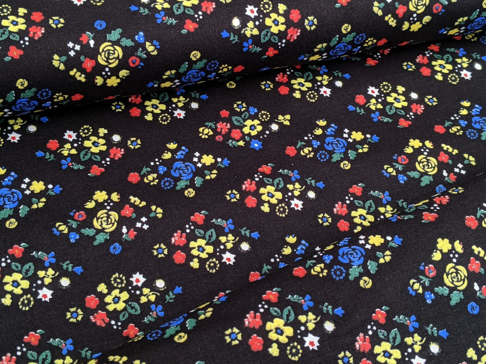 Baumwollstoff Blumenmuster Schwarz