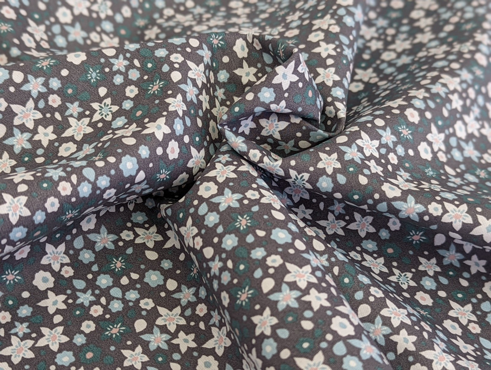 Baumwollstoff Poplin Blumenrausch Grau Mint