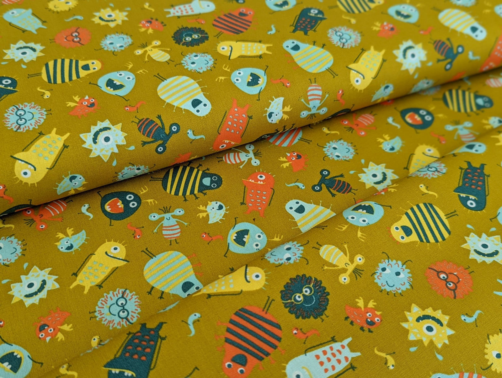 Baumwollstoff Poplin Kleine Aliens Monster auf Senf Gelb