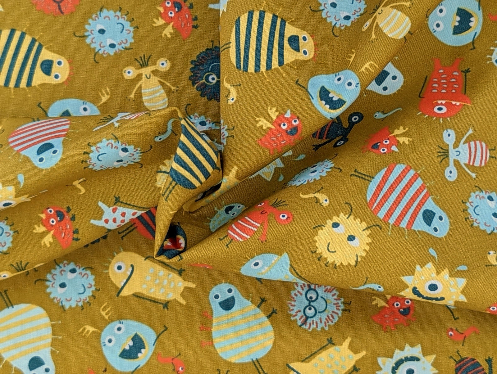 Baumwollstoff Poplin Kleine Aliens Monster auf Senf Gelb