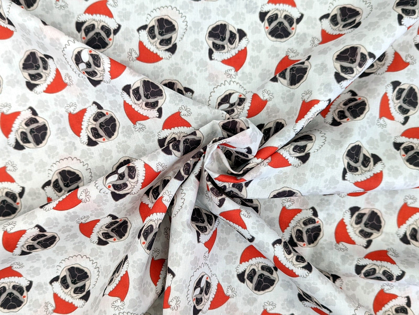 Baumwollstoff Popline Weihnachtsmops Hund Hellgrau