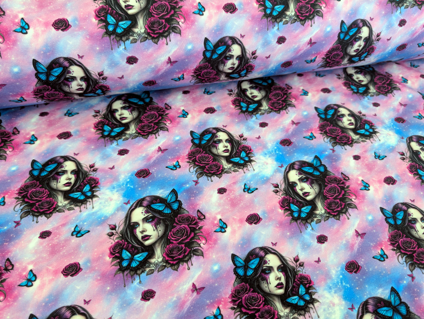 French Terry mit Frauenmotiv & Schmetterling Lila/Rosa