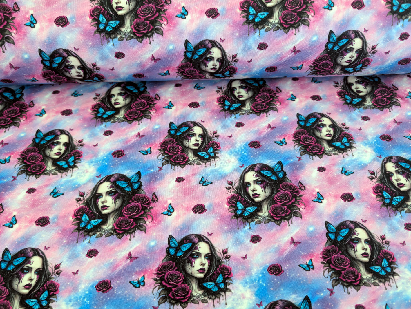 French Terry mit Frauenmotiv & Schmetterling Lila/Rosa