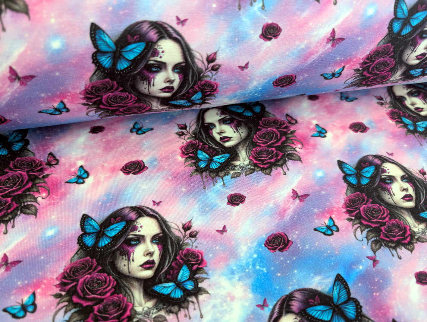 French Terry mit Frauenmotiv & Schmetterling Lila/Rosa
