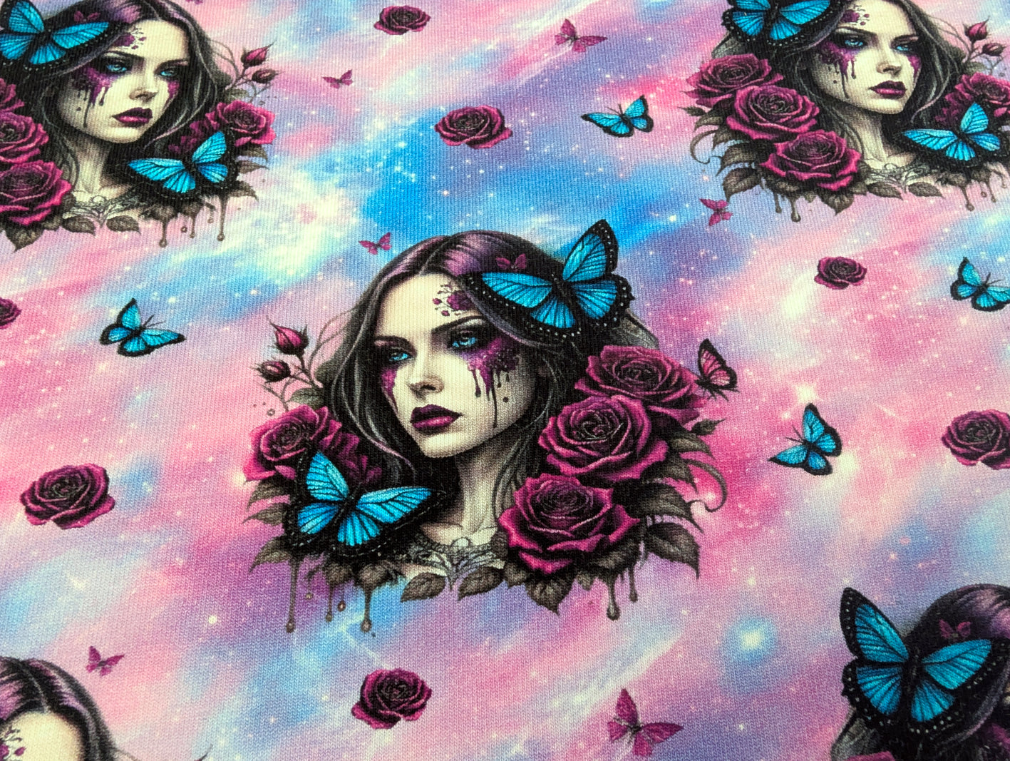 French Terry mit Frauenmotiv & Schmetterling Lila/Rosa