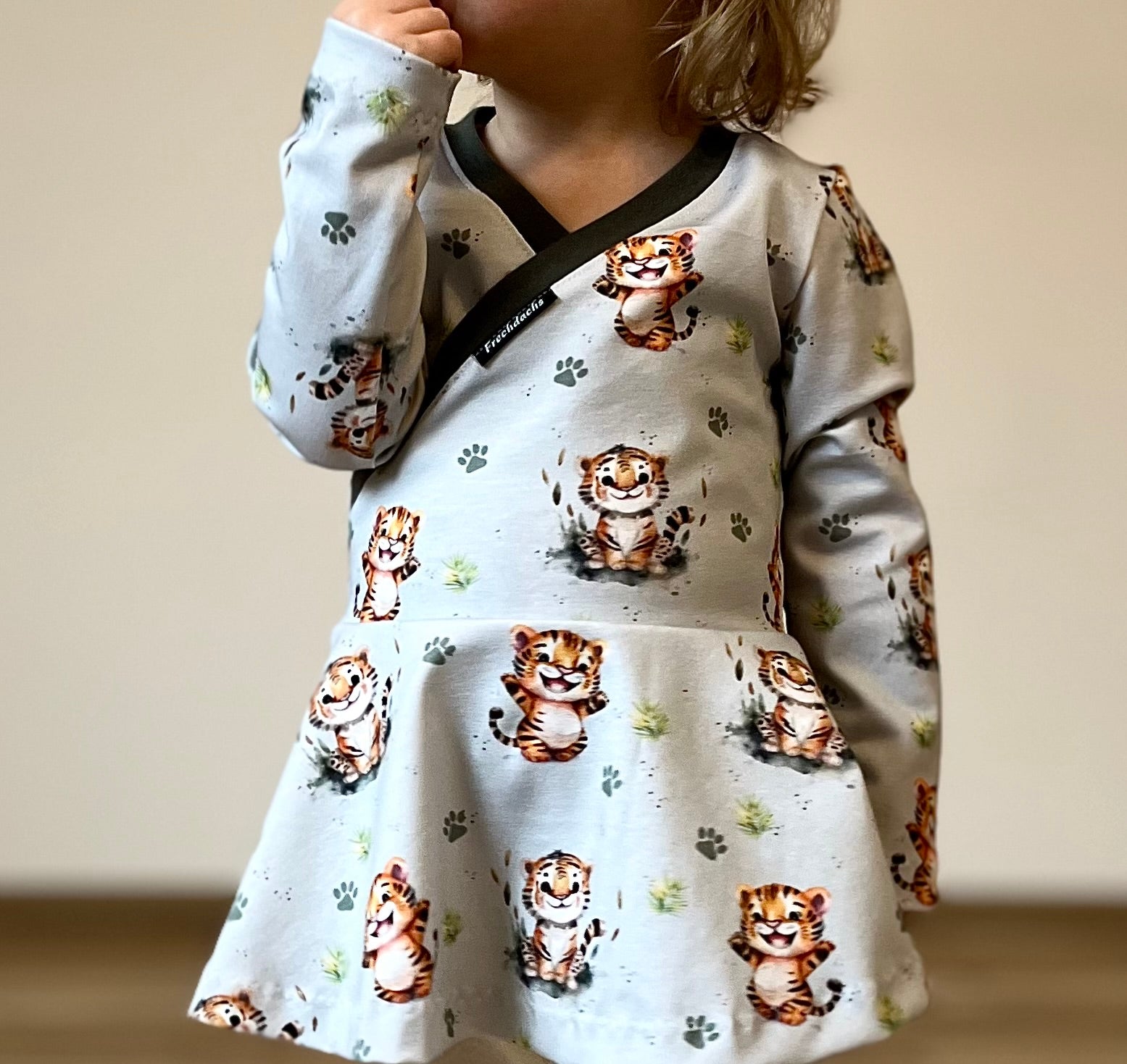 Eigenproduktion Baumwolljersey Kleiner Little Tiger auf Grau Hellmint