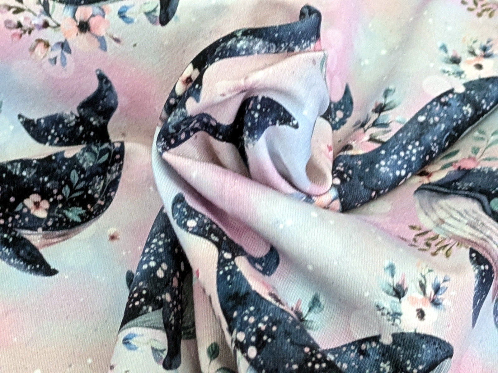 Eigenproduktion Baumwolljersey Blumen Wal auf Rosa Pastell