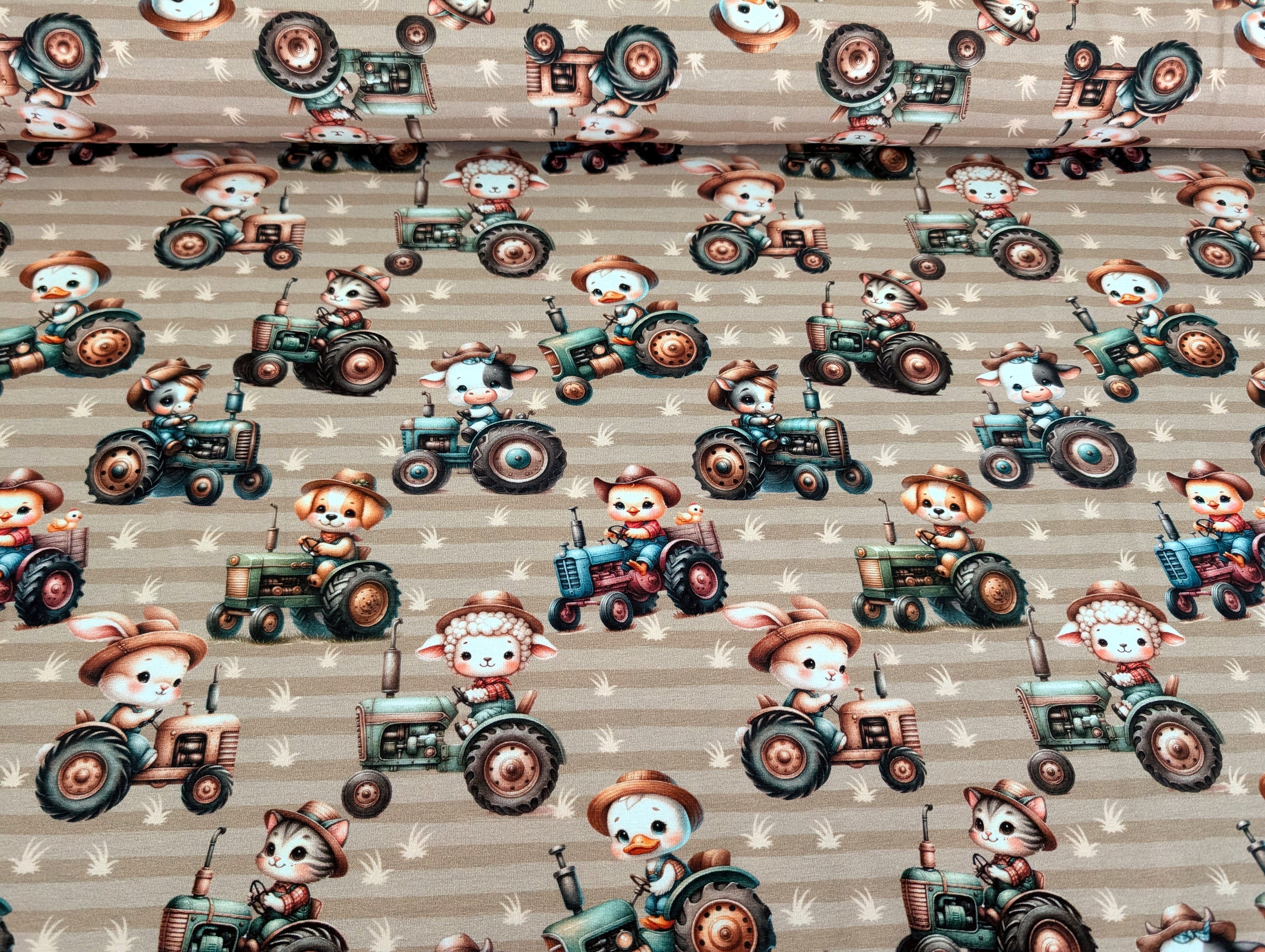 Eigenproduktion Baumwolljersey Tierfarm mit Trecker auf Beige