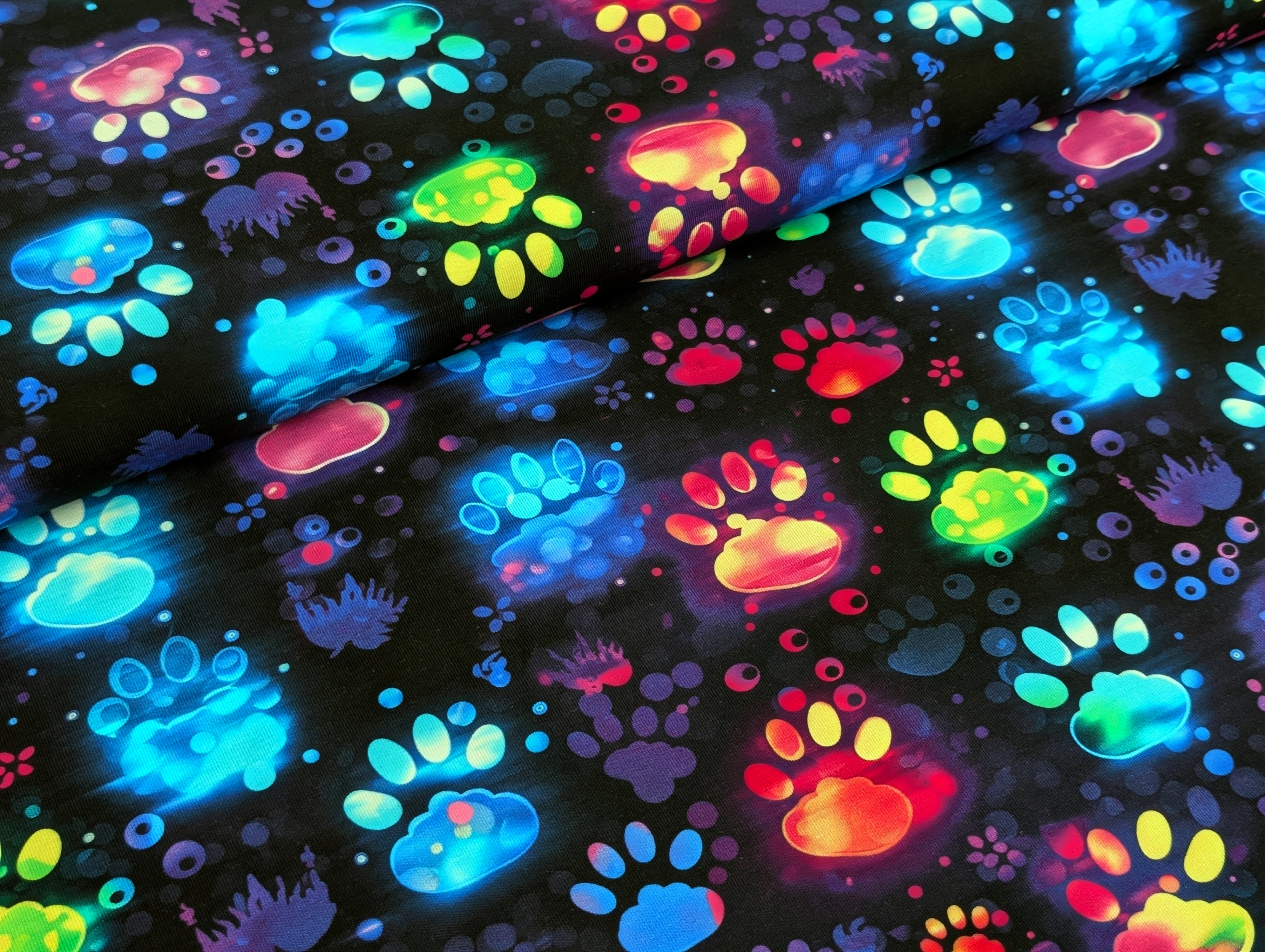 Eigenproduktion Baumwolljersey Neon Pfötchen auf Schwarz