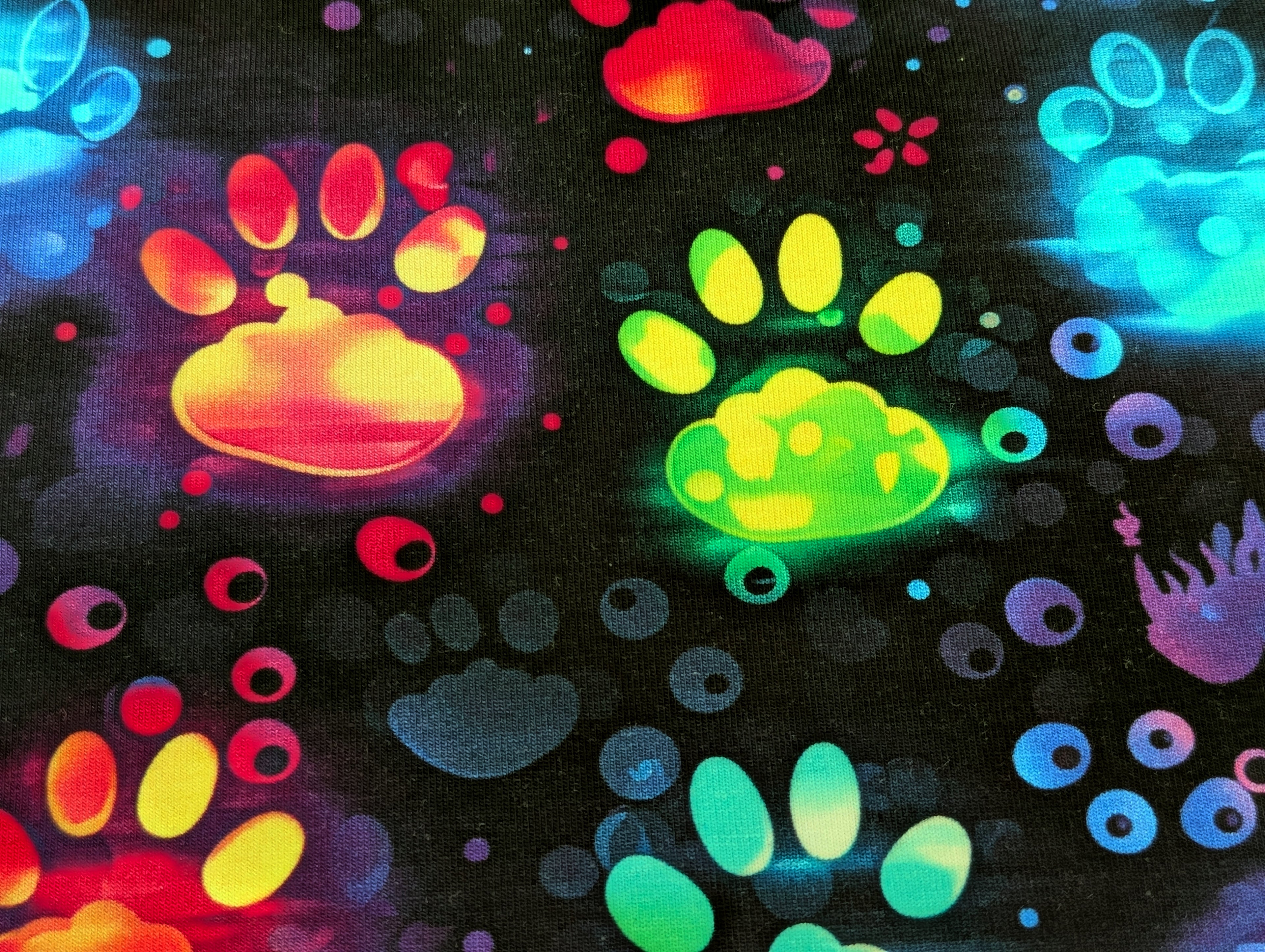Eigenproduktion Baumwolljersey Neon Pfötchen auf Schwarz