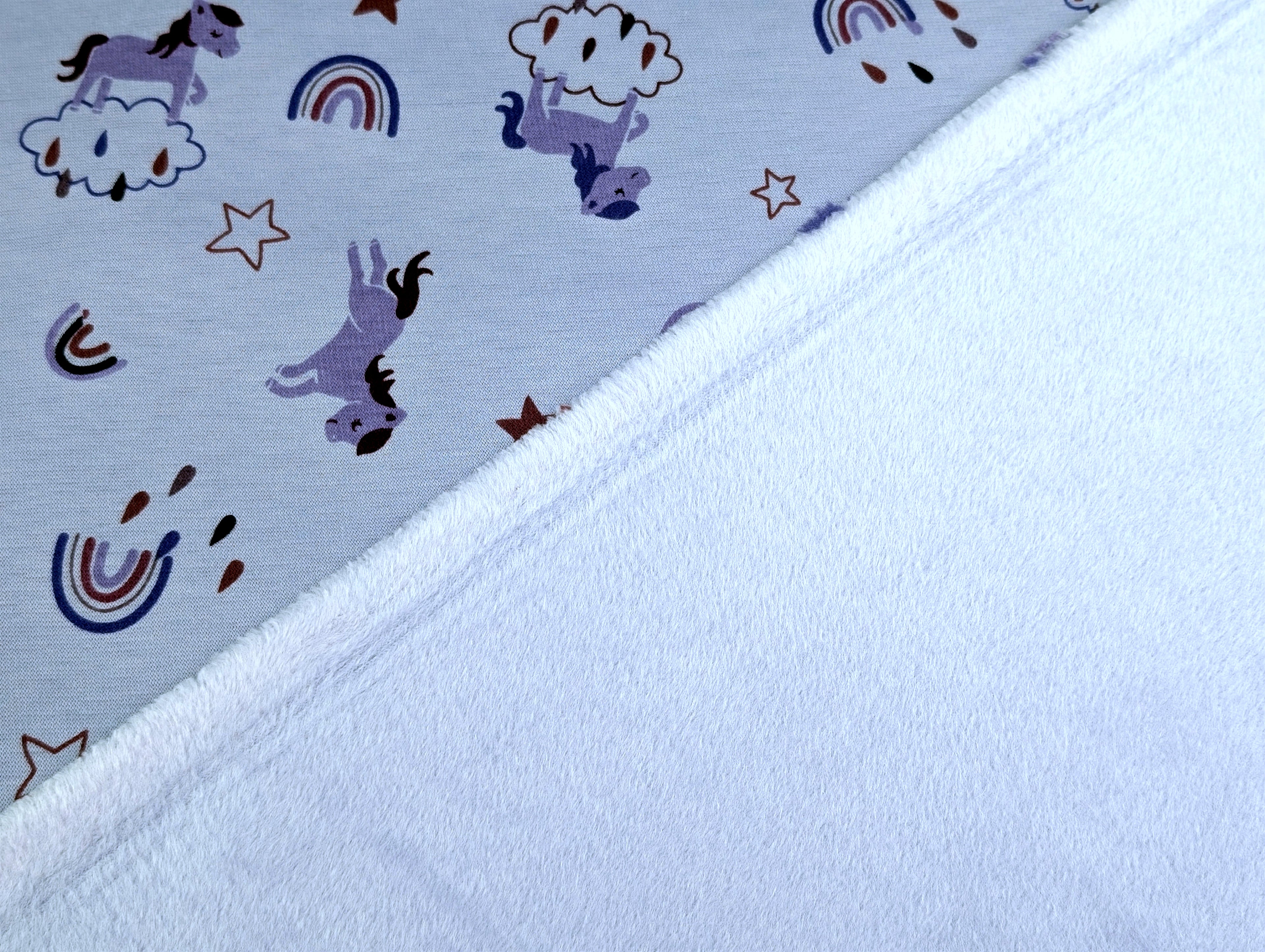 Happy Fleece Rainbow Unicorn Wolken Flieder