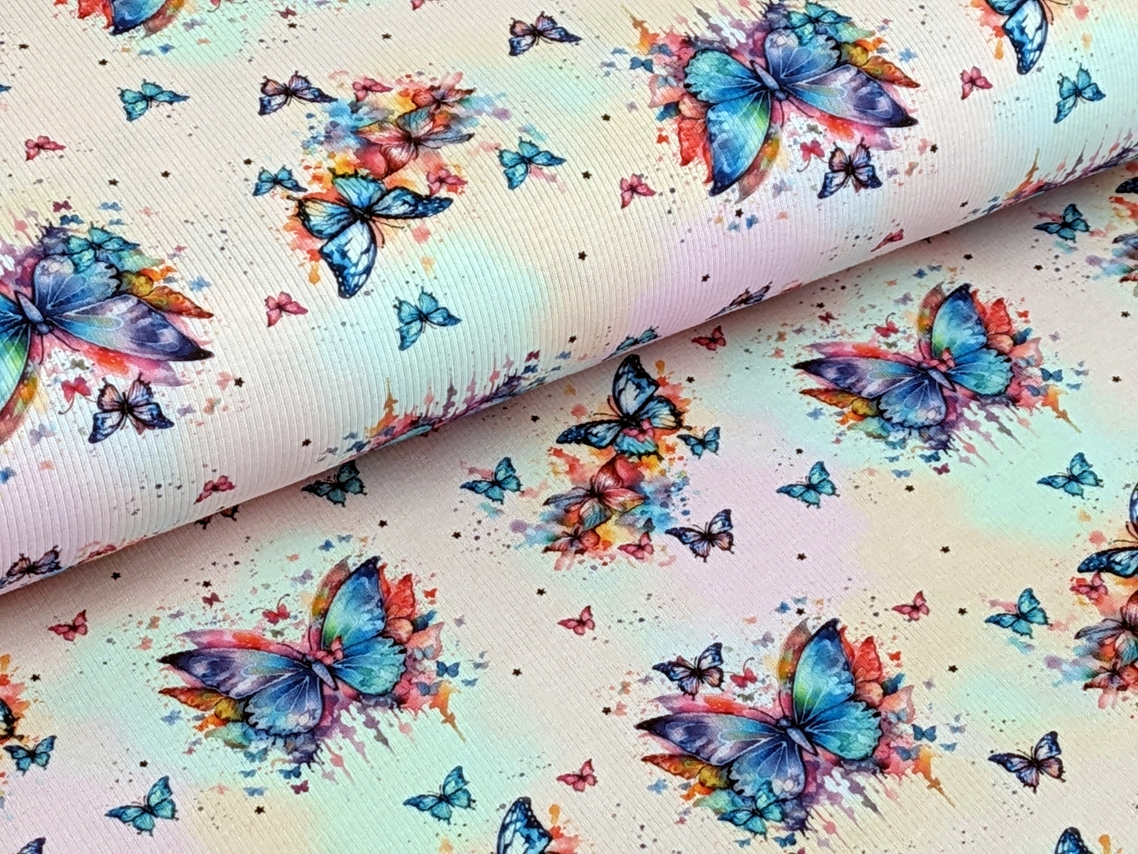 Eigenproduktion Rib Jersey Regenbogen Schmetterling auf Hellrosa