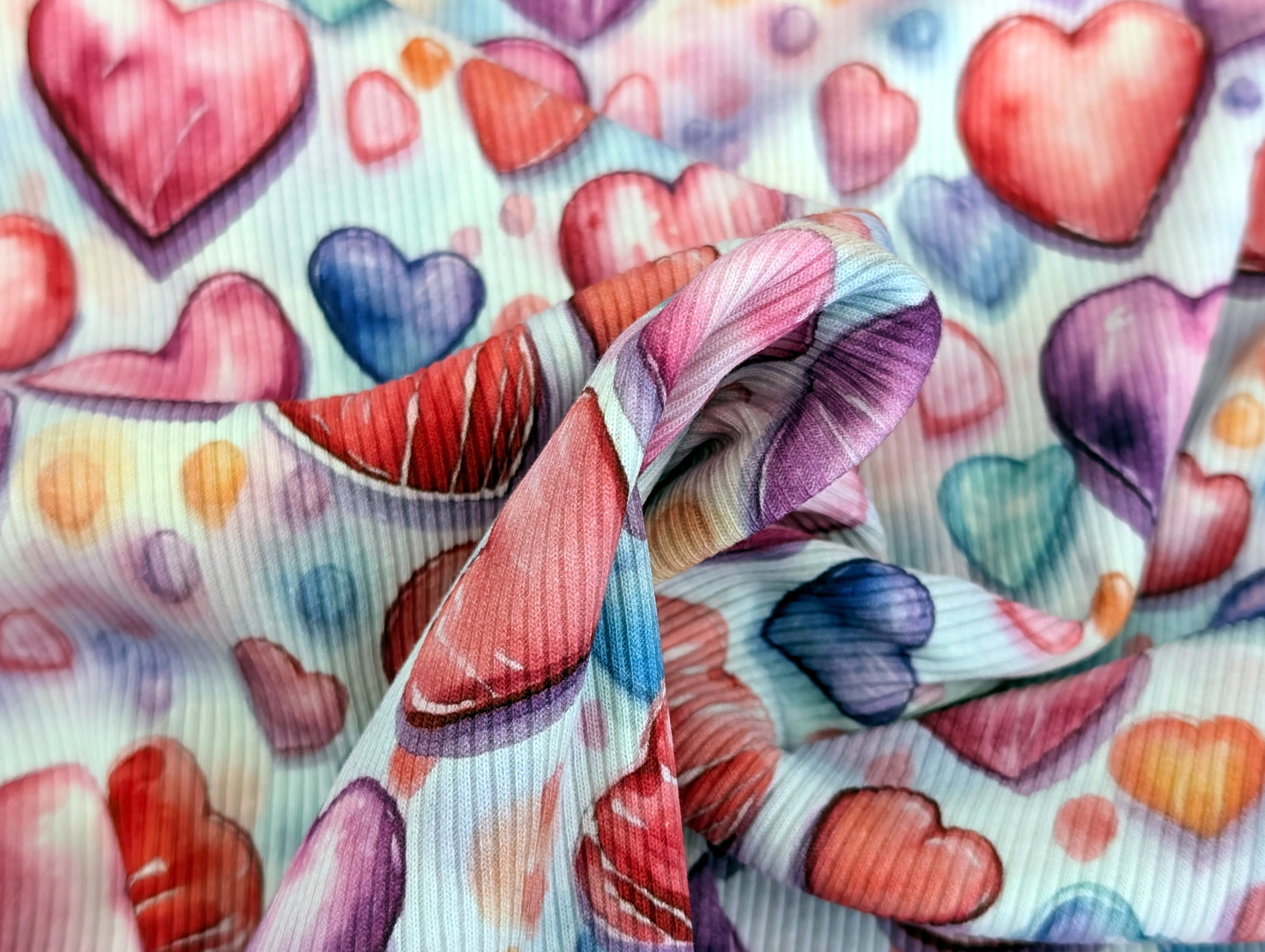 Eigenproduktion Rib Jersey Bunte Herze auf Weiß